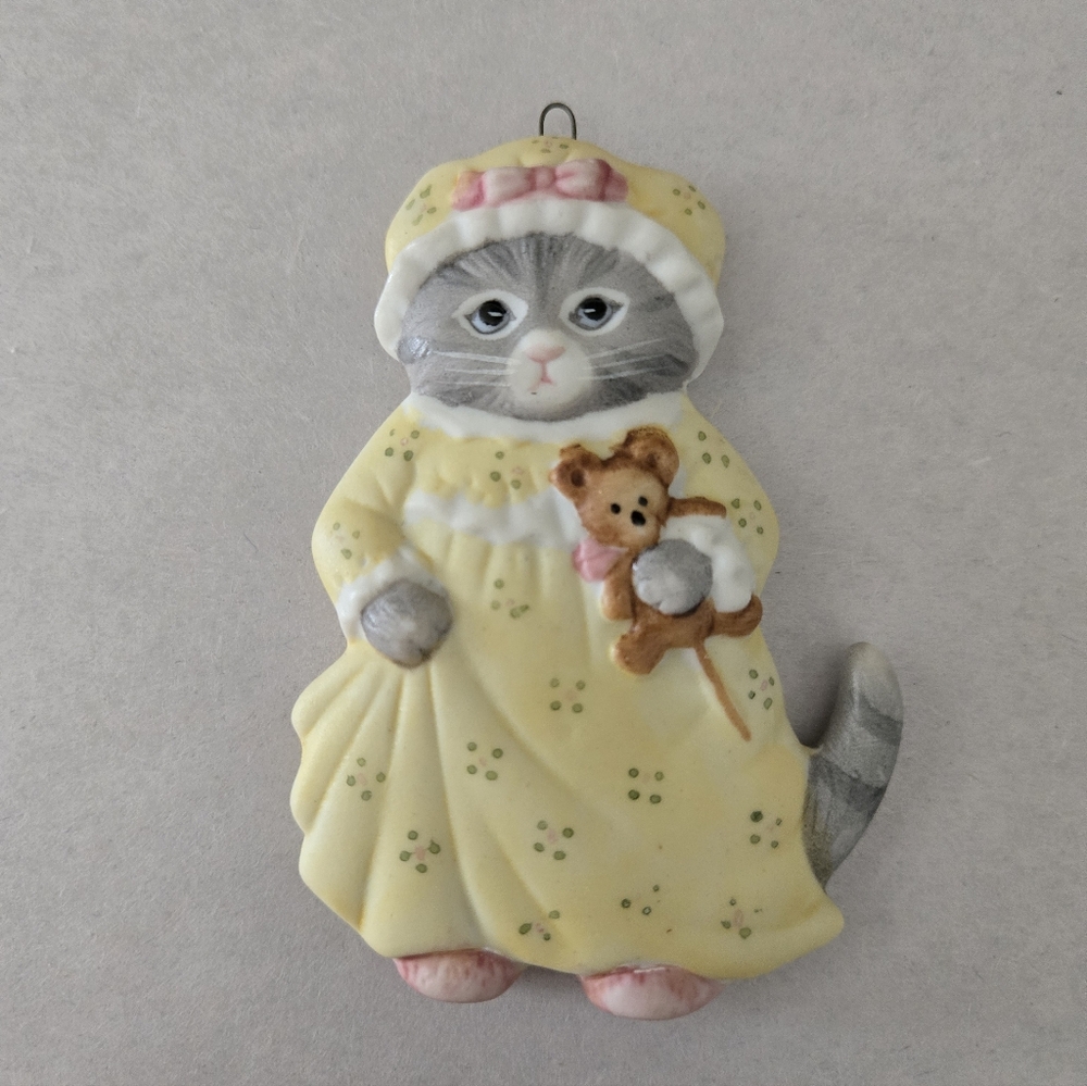 VTG 1985 Schmid Kitty Cucumber Sleepy Bedtime Yellow Nightgown Teddy Ornament
